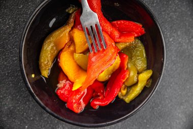 Pişmiş biberli biberli çan biberli çan biberli çerezli çerez taze gurme yemek masanın üzerinde yemek fotokopi alanı üst görünüm keto ve paleo diyeti vejetaryen ve vejetaryen yemekleri