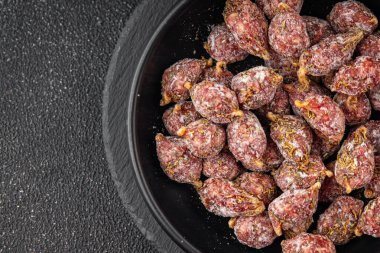 Küçük füme sosis aperatifler mini salam sosis kabanosy fast food taze lezzetli yemekler sofrada lezzetli gurme yemek arka planı rustik yemekler üst görünüm uzay