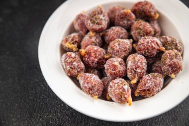 Küçük füme sosis aperatifler mini salam sosis kabanosy fast food taze lezzetli yemekler sofrada lezzetli gurme yemek arka planı rustik yemekler üst görünüm uzay