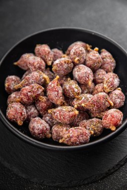Küçük füme sosis aperatifler mini salam sosis kabanosy fast food taze lezzetli yemekler sofrada lezzetli gurme yemek arka planı rustik yemekler üst görünüm uzay
