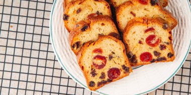 Meyveli kek tatlı tatlı kurutulmuş meyve geleneksel pasta, fındıklı yemek abur cubur masada fotokopi uzay yemeği arka plan kırsal üst görünüm