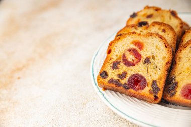 Meyveli kek tatlı tatlı kurutulmuş meyve geleneksel pasta, fındıklı yemek abur cubur masada fotokopi uzay yemeği arka plan kırsal üst görünüm