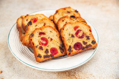 Meyveli kek tatlı tatlı kurutulmuş meyve geleneksel pasta, fındıklı yemek abur cubur masada fotokopi uzay yemeği arka plan kırsal üst görünüm