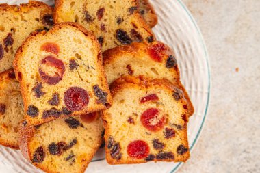 Meyveli kek tatlı tatlı kurutulmuş meyve geleneksel pasta, fındıklı yemek abur cubur masada fotokopi uzay yemeği arka plan kırsal üst görünüm