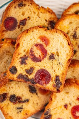 Meyveli kek tatlı tatlı kurutulmuş meyve geleneksel pasta, fındıklı yemek abur cubur masada fotokopi uzay yemeği arka plan kırsal üst görünüm