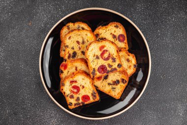 Meyveli kek tatlı tatlı kurutulmuş meyve geleneksel pasta, fındıklı yemek abur cubur masada fotokopi uzay yemeği arka plan kırsal üst görünüm