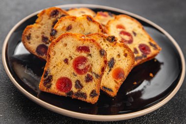 Meyveli kek tatlı tatlı kurutulmuş meyve geleneksel pasta, fındıklı yemek abur cubur masada fotokopi uzay yemeği arka plan kırsal üst görünüm