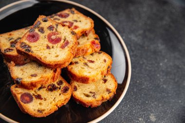 Meyveli kek tatlı tatlı kurutulmuş meyve geleneksel pasta, fındıklı yemek abur cubur masada fotokopi uzay yemeği arka plan kırsal üst görünüm