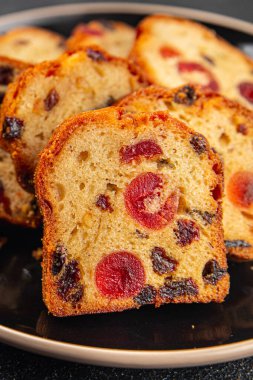 Meyveli kek tatlı tatlı kurutulmuş meyve geleneksel pasta, fındıklı yemek abur cubur masada fotokopi uzay yemeği arka plan kırsal üst görünüm
