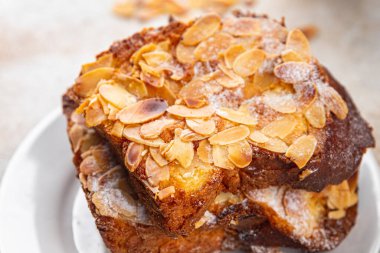 Brioche tatlı bademli Fransız tostu taze lezzetli yemekler lezzetli gurme yemek arka planı masa kırsal yiyeceklerin üst görüntüsü fotokopi alanı.