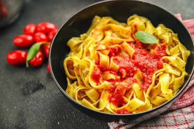 Makarna tagliatelle domates sosu lezzetli yemekler lezzetli lezzetli gurme yemek arkaplanı masa kırsal gıdalar üst görünüm fotokopi alanı