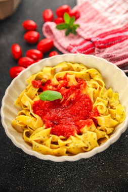 Makarna tagliatelle domates sosu. İkinci tabak lezzetli yemek. Lezzetli gurme yemek arkaplanı.