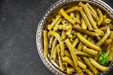 Lezzetli yemekler yemeye hazır yeşil fasulye. Lezzetli gurme yemek arkaplanı. Masanın üstünde.  