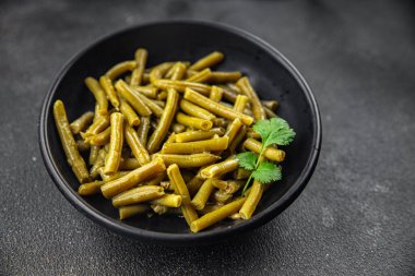 Lezzetli yemekler yemeye hazır yeşil fasulye. Lezzetli gurme yemek arkaplanı. Masanın üstünde.  