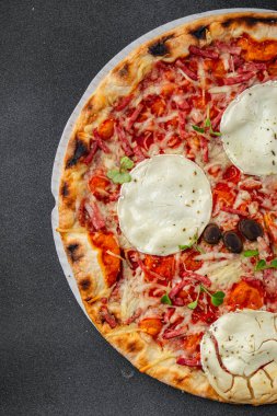 Pizza keçi peyniri, domates sosu, domuz pastırması lezzetli yemekler lezzetli gurme yemek arkaplanı masanın kırsal kesiminde fotokopi odası manzarası