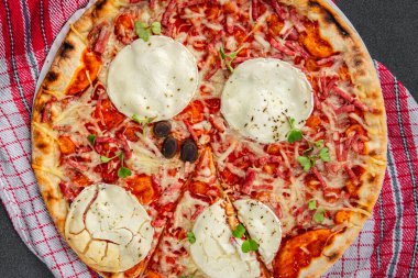 Pizza keçi peyniri, domates sosu, domuz pastırması lezzetli yemekler lezzetli gurme yemek arkaplanı masanın kırsal kesiminde fotokopi odası manzarası