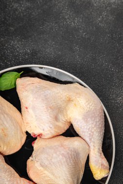 Tavuk budu çiğ tavuk eti taze çeyrek lezzetli yemek lezzetli gurme yemek arkaplanı masanın üstünde kırsal yemek üst görünüm fotokopi alanı üst görünüm keto ve paleo diyeti