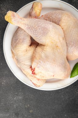 Tavuk budu çiğ tavuk eti taze çeyrek lezzetli yemek lezzetli gurme yemek arkaplanı masanın üstünde kırsal yemek üst görünüm fotokopi alanı üst görünüm keto ve paleo diyeti