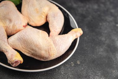 Tavuk budu çiğ tavuk eti taze çeyrek lezzetli yemek lezzetli gurme yemek arkaplanı masanın üstünde kırsal yemek üst görünüm fotokopi alanı üst görünüm keto ve paleo diyeti