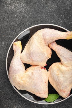Tavuk budu çiğ tavuk eti taze çeyrek lezzetli yemek lezzetli gurme yemek arkaplanı masanın üstünde kırsal yemek üst görünüm fotokopi alanı üst görünüm keto ve paleo diyeti