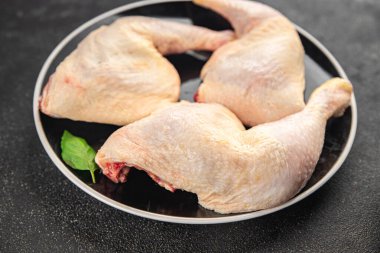 Tavuk budu çiğ tavuk eti taze çeyrek lezzetli yemek lezzetli gurme yemek arkaplanı masanın üstünde kırsal yemek üst görünüm fotokopi alanı üst görünüm keto ve paleo diyeti