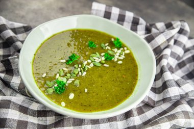 Ispanak kremalı çorba, sebze, ilk yemek, lezzetli yemekler, lezzetli gurme, sofrada yemek, kırsal yemek, fotokopi alanı, üst manzara, keto, paleo diyet vejetaryen ve vejetaryen yemekleri.