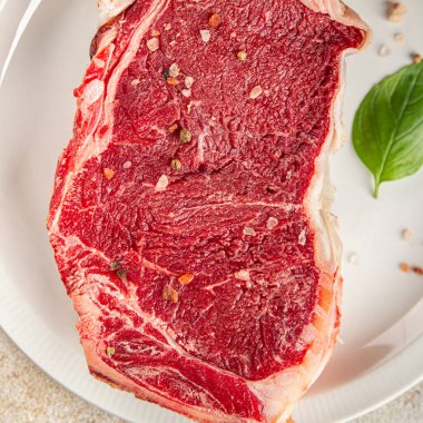 Çiğ biftek et taze yemek lezzetli gurme yemek arkaplan masa üzerinde yemek üst görünüm fotokopi uzay keto ve paleo diyet