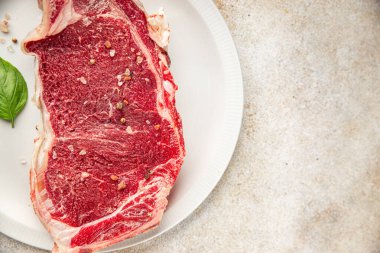 Çiğ biftek et taze yemek lezzetli gurme yemek arkaplan masa üzerinde yemek üst görünüm fotokopi uzay keto ve paleo diyet