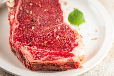 Çiğ biftek et taze yemek lezzetli gurme yemek arkaplan masa üzerinde yemek üst görünüm fotokopi uzay keto ve paleo diyet