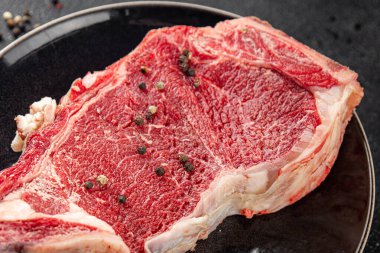 Çiğ biftek et taze yemek lezzetli gurme yemek arkaplan masa üzerinde yemek üst görünüm fotokopi uzay keto ve paleo diyet