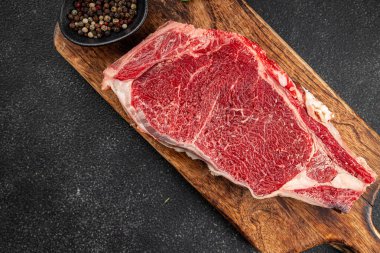 Çiğ biftek et taze yemek lezzetli gurme yemek arkaplan masa üzerinde yemek üst görünüm fotokopi uzay keto ve paleo diyet