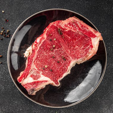 Çiğ biftek et taze yemek lezzetli gurme yemek arkaplan masa üzerinde yemek üst görünüm fotokopi uzay keto ve paleo diyet