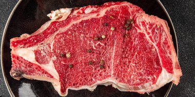 Çiğ biftek et taze yemek lezzetli gurme yemek arkaplan masa üzerinde yemek üst görünüm fotokopi uzay keto ve paleo diyet