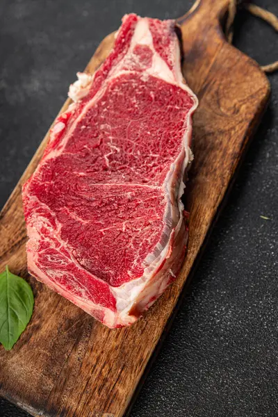 Çiğ biftek et taze yemek lezzetli gurme yemek arkaplan masa üzerinde yemek üst görünüm fotokopi uzay keto ve paleo diyet