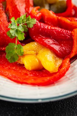 Pişmiş biberli biberli çan biberli çan biberli çerezli çerez taze gurme yemek masanın üzerinde yemek fotokopi alanı üst görünüm keto ve paleo diyeti vejetaryen ve vejetaryen yemekleri