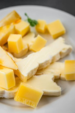 Peynir tabağı Fransız peyniri taze lezzetli yemekler lezzetli gurme yemek arkaplanı masa kırsal yiyeceklerin üst görünümü fotokopi alanı