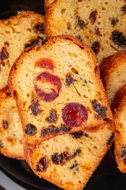 Meyveli kek tatlı tatlı kurutulmuş meyve geleneksel pasta, fındıklı yemek abur cubur masada fotokopi uzay yemeği arka plan kırsal üst görünüm