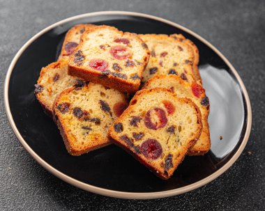 Meyveli kek tatlı tatlı kurutulmuş meyve geleneksel pasta, fındıklı yemek abur cubur masada fotokopi uzay yemeği arka plan kırsal üst görünüm