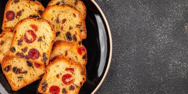 Meyveli kek tatlı tatlı kurutulmuş meyve geleneksel pasta, fındıklı yemek abur cubur masada fotokopi uzay yemeği arka plan kırsal üst görünüm