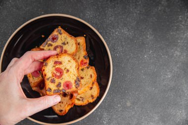 Meyveli kek tatlı tatlı kurutulmuş meyve geleneksel pasta, fındıklı yemek abur cubur masada fotokopi uzay yemeği arka plan kırsal üst görünüm