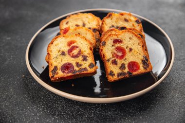 Meyveli kek tatlı tatlı kurutulmuş meyve geleneksel pasta, fındıklı yemek abur cubur masada fotokopi uzay yemeği arka plan kırsal üst görünüm