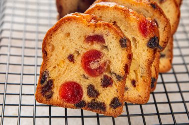 Meyveli kek tatlı tatlı kurutulmuş meyve geleneksel pasta, fındıklı yemek abur cubur masada fotokopi uzay yemeği arka plan kırsal üst görünüm