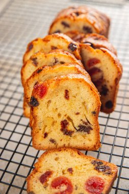 Meyveli kek tatlı tatlı kurutulmuş meyve geleneksel pasta, fındıklı yemek abur cubur masada fotokopi uzay yemeği arka plan kırsal üst görünüm