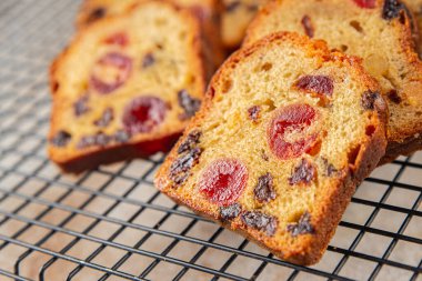 Meyveli kek tatlı tatlı kurutulmuş meyve geleneksel pasta, fındıklı yemek abur cubur masada fotokopi uzay yemeği arka plan kırsal üst görünüm