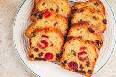 Meyveli kek tatlı tatlı kurutulmuş meyve geleneksel pasta, fındıklı yemek abur cubur masada fotokopi uzay yemeği arka plan kırsal üst görünüm