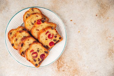 Meyveli kek tatlı tatlı kurutulmuş meyve geleneksel pasta, fındıklı yemek abur cubur masada fotokopi uzay yemeği arka plan kırsal üst görünüm