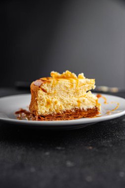 Peynirli tart tatlı peynirli tart taze lezzetli yemekler gurme yemek arka planı masa rustik yiyeceklerin üst görüntüsü fotokopi alanı