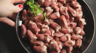 Tavuk kalbi çiğ tavuk, sakatat, lezzetli yemek, gurme yemek, masa arkası, rustik yemek, üst görüş, fotokopi, üst görüş, keto ve paleo diyeti.