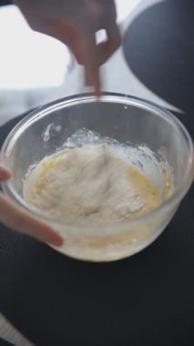 Tatlı kahvaltı hazırlamak ve servis etmek için gözlemeler ya da tatlı yemek lezzetli gurme yemek arka planı masadaki kırsal yiyecekler üst görünüm fotokopi alanı