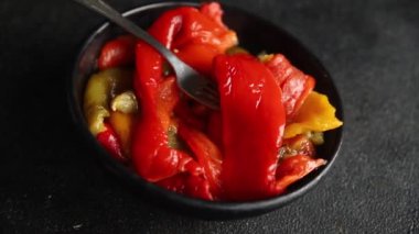 Biber fırınlanmış sebze çanı biberi lezzetli yemek çerezi taze gurme yemek arkaplanı masa kırsal yemek fotokopi alanı üst görünümü